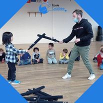 &#x1f9d0; Connaissez-vous le Chanbara ?
Nos enfants de CP ont le plaisir de découvrir cette semaine ce formidable art martial. 
&#x1f449; Discipline très propagée au Japon, cette escrime est reconnue egalement pour ses vertus éducatives. … 