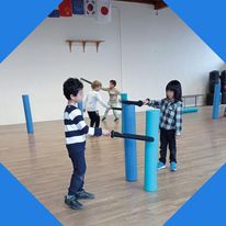 &#x1f9d0; Connaissez-vous le Chanbara ?
Nos enfants de CP ont le plaisir de découvrir cette semaine ce formidable art martial. 
&#x1f449; Discipline très propagée au Japon, cette escrime est reconnue egalement pour ses vertus éducatives. … 