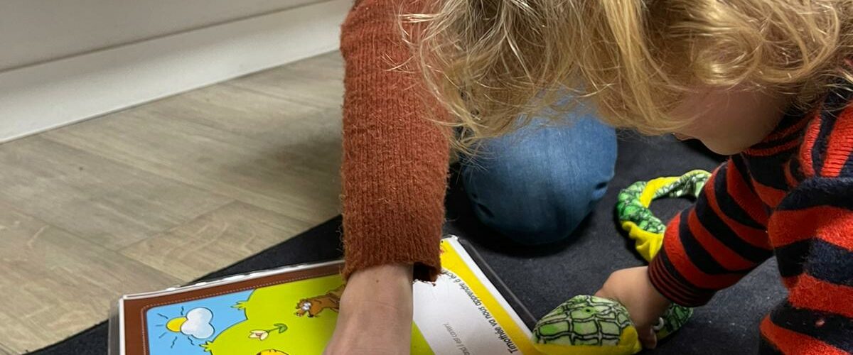 Anne Brault-Labbé rappelle que les enfants doués ont des besoins bien particuliers. "On associe la douance à la réussite, aux premiers de classe, pour qui c'est facile. C'est vrai : la douance, la plupart du temps, peut être une force chez la personne. Mais quand l'enfant évolue dans un environnement ou dans un contexte qui n'est pas adapté à son style d'apprentissage, à qui il est comme personne et à sa manière de fonctionner, comme n'importe quel enfant qui a des besoins particuliers, ça devient plus difficile pour lui d'être bien." De son propre aveu, Amédé était "tannant en classe" : il perdait son temps, achalait ses copains et parlait n'importe quand. "Je faisais n'importe quoi!" raconte-t-il en riant. « Ça peut amener une perte d'intérêt pour l'école, une incompréhension de ce que l'élève fait ici. ''Qu'est-ce que ça me donne d'être a l'école?'' Ça peut amener une perte de motivation, une perte d'engagement. On peut s'inquiéter à ce moment-là de la persévérance scolaire. » — Une citation de Anne Brault-Labbé, professeure de psychologie à l'Université de Sherbrooke Si la douance, comme besoin particulier, a fait son entrée officielle au ministère de l'Éducation en 2020, des enseignants de l'École du Sacré-Cœur ont vu bien avant que les enfants à haut potentiel avaient besoin d'aide.