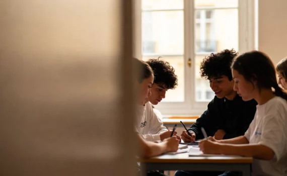 Students with diverse learning profiles working together in class – Galilée School Paris 16th