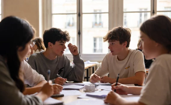 Élèves en activité collaborative dans une salle de classe – École Galilée Paris 16e