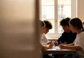 Students with diverse learning profiles working together in class – Galilée School Paris 16th