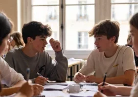 Élèves en activité collaborative dans une salle de classe – École Galilée Paris 16e