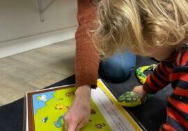 Anne Brault-Labbé rappelle que les enfants doués ont des besoins bien particuliers. "On associe la douance à la réussite, aux premiers de classe, pour qui c'est facile. C'est vrai : la douance, la plupart du temps, peut être une force chez la personne. Mais quand l'enfant évolue dans un environnement ou dans un contexte qui n'est pas adapté à son style d'apprentissage, à qui il est comme personne et à sa manière de fonctionner, comme n'importe quel enfant qui a des besoins particuliers, ça devient plus difficile pour lui d'être bien." De son propre aveu, Amédé était "tannant en classe" : il perdait son temps, achalait ses copains et parlait n'importe quand. "Je faisais n'importe quoi!" raconte-t-il en riant. « Ça peut amener une perte d'intérêt pour l'école, une incompréhension de ce que l'élève fait ici. ''Qu'est-ce que ça me donne d'être a l'école?'' Ça peut amener une perte de motivation, une perte d'engagement. On peut s'inquiéter à ce moment-là de la persévérance scolaire. » — Une citation de Anne Brault-Labbé, professeure de psychologie à l'Université de Sherbrooke Si la douance, comme besoin particulier, a fait son entrée officielle au ministère de l'Éducation en 2020, des enseignants de l'École du Sacré-Cœur ont vu bien avant que les enfants à haut potentiel avaient besoin d'aide.